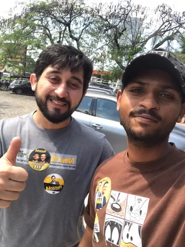 Equipe reunida com uma bandeira no Tour Futuro Glorioso